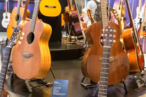 Elektro-Akkustikgitarre Storia II von Yamaha aus massiver Mahagoni