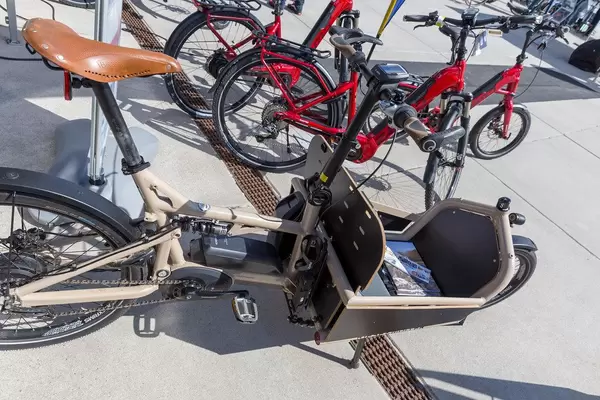 Elektro-Lastenfahrrad mit Bosch-Elektromotor und Transportkiste