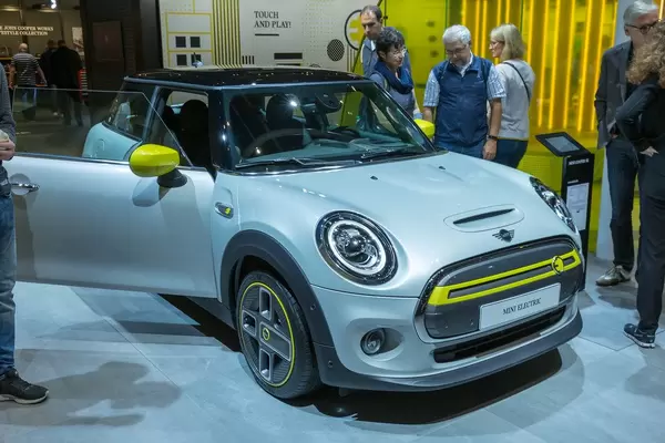 Elektro-Mini: Elektroauto Mini Cooper SE in grau-gelb, mit Typ 2 und CCS Combo 2 Stecker