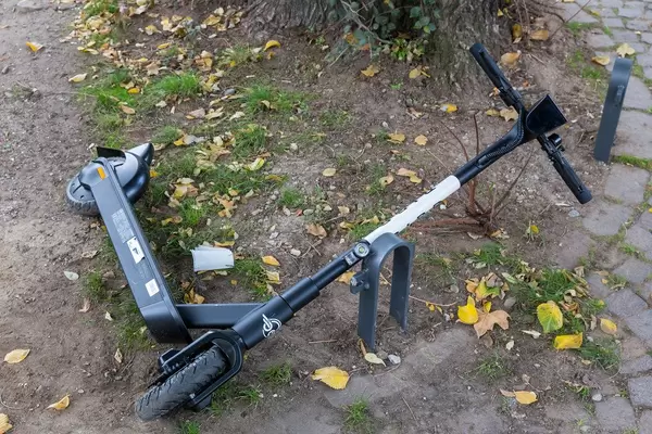 Elektro Tretroller von Bird umgefallen auf der Straße