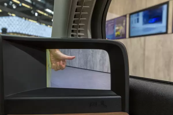 Elektroauto-Kleinwagen Honda-e mit Kamera-Seitenspiegeln im Innenraum