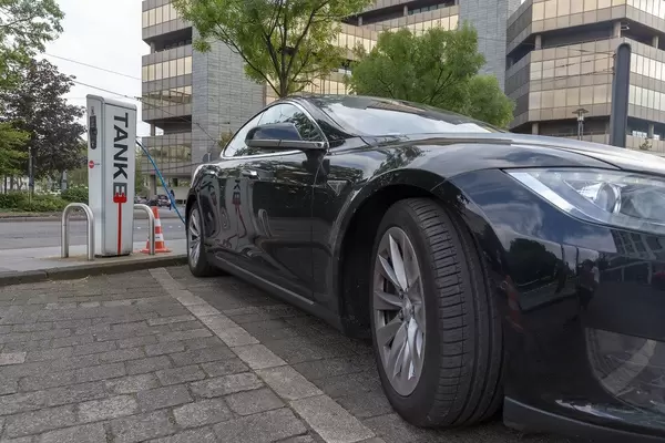 Elektrofahrzeug: Seitenansicht des schwarzen Tesla Model S 90D während dem Ladevorgang an der RheinEnergie TankE Ladesäule