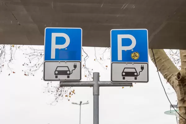 Elektromobilität in deutschen Großstädten: Parkplatz mit Ladestation für Elektroautos in Wiesbaden