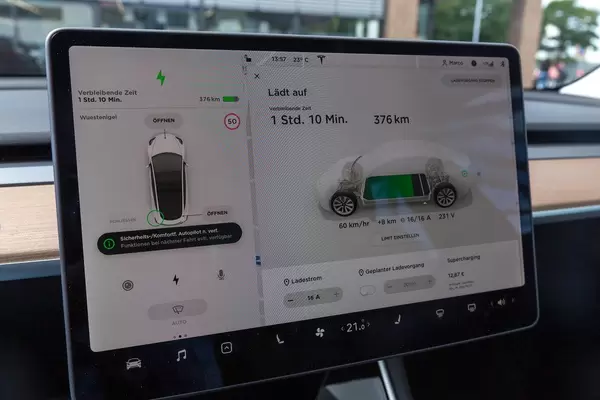 Elektromobilität: Touchscreen-Display im Tesla Model 3 zeigt den aktuellen Ladevorgang und Batteriestatus an