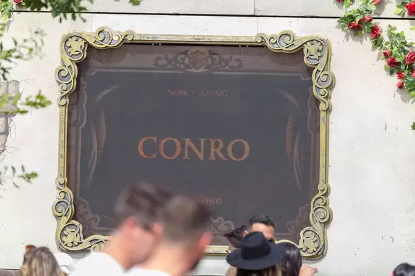 Elektronische Anzeigetafel in Form eines antiken Bilderrahmens kündigt Künstler Conro an