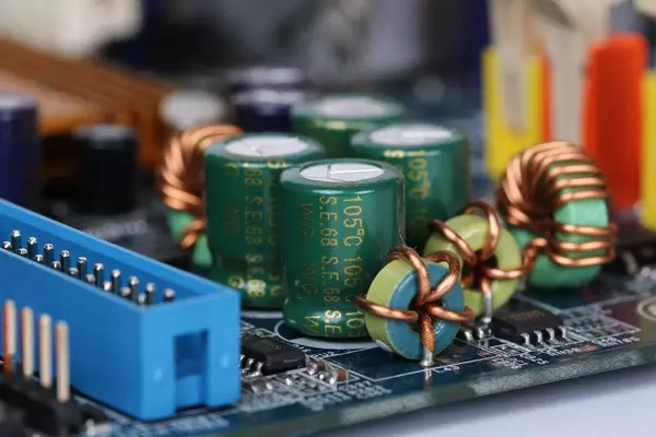 Elektronische Bauteile auf einer Leiterplatte Nahaufnahme