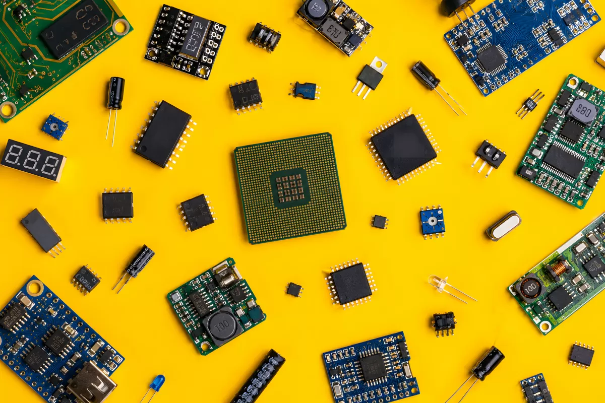Elektronische Bauteile auf gelbem Hintergrund