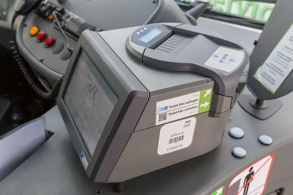Elektronische Ticketkontrolle mit automatischem Fahrschein-Scan im Kölner Regionalverkehr und Stadtbussen