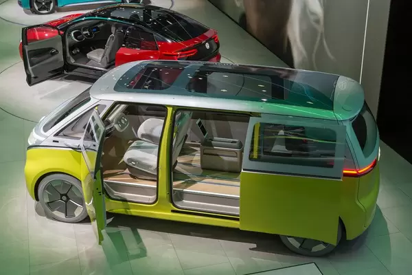 Elektrovan mit Open Space: Seitenansicht auf den ID. BUZZ in gelb und silber, mit Glasdach / Elektrobus von VW