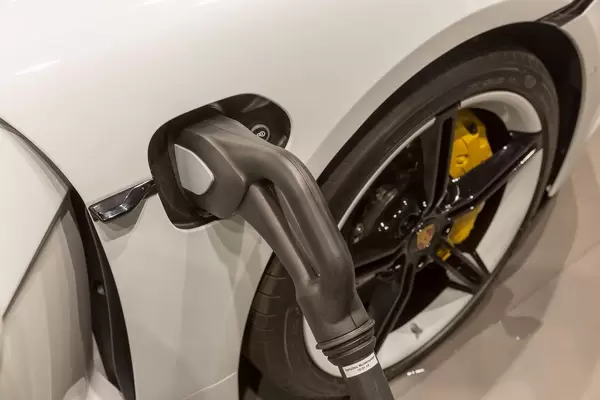 Elektrowagen-Aufladung mit CCS-Stecker am Porsche Taycan Turbo S E-Sportswagen