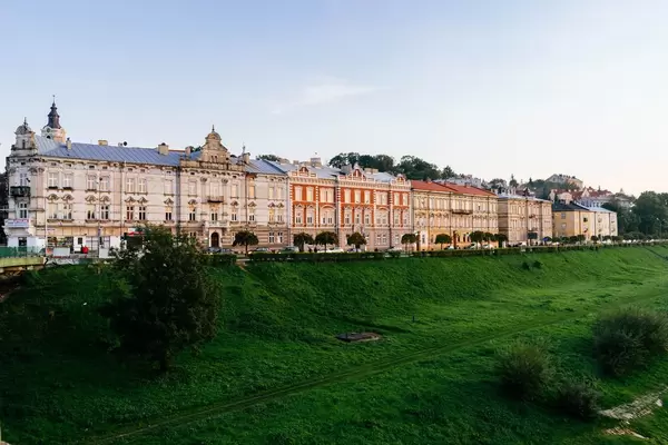 Embankment and buildings in Przemysl, Poland / Damm und Gebäude in Przemysl, Polen