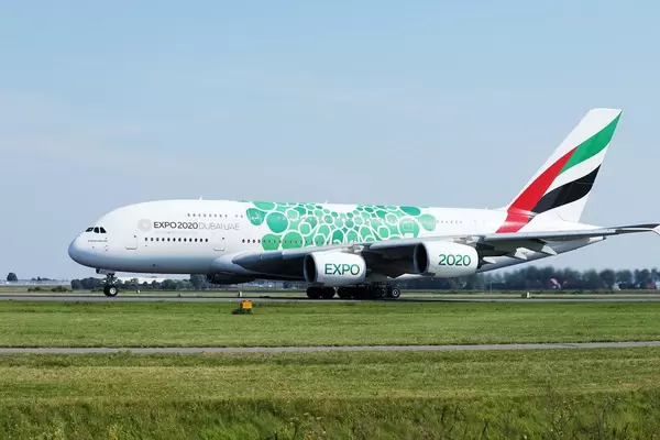 Emirates Airlines A380 EXPO2020 Flugzeug rollt über den Amsterdamer Flughafen