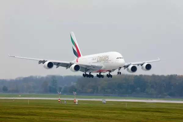 Emirates Airlines A380 Flugzeug landet am Flughafen München