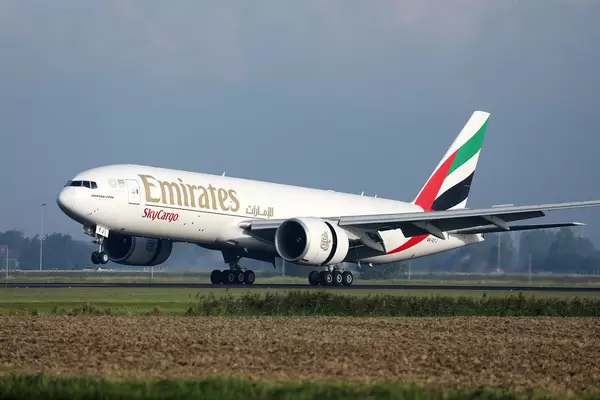 Emirates Flugzeug startet vom Flughafen in Amsterdam-Schiphol