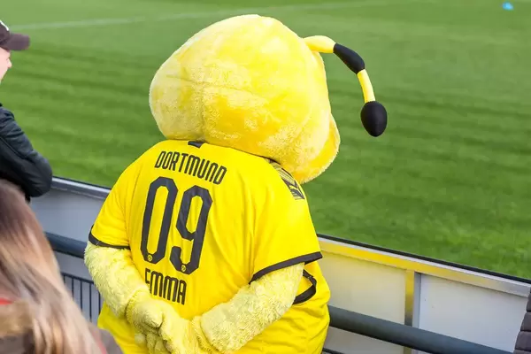 Emma die Maskottchenbiene des BVB als treuer Zuschauer