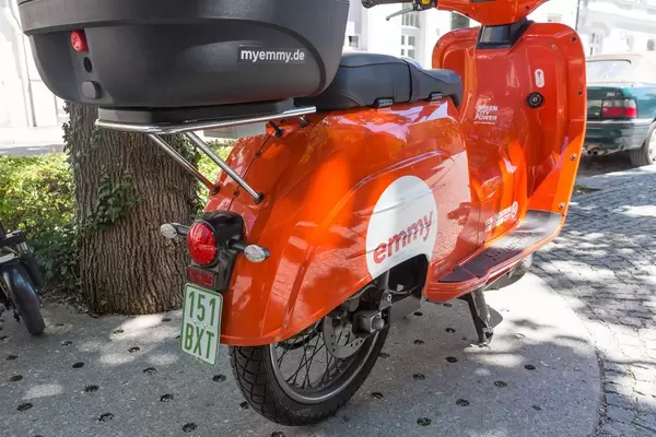 Emmy Elektroroller zum Mieten für eine grünere Stadterlebnis