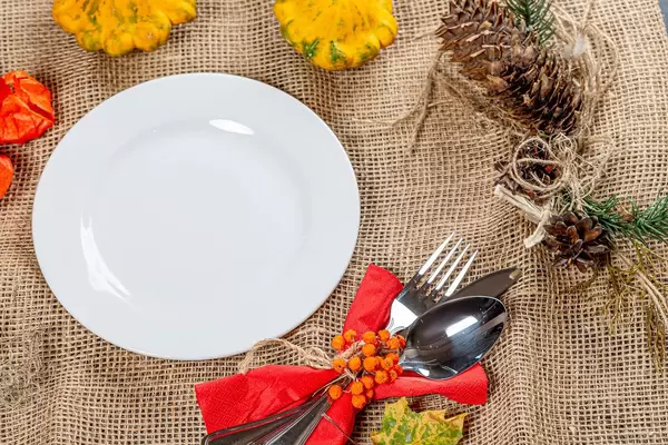 Empty plate with Cutlery on burlap with autumn background (Flip 2019)