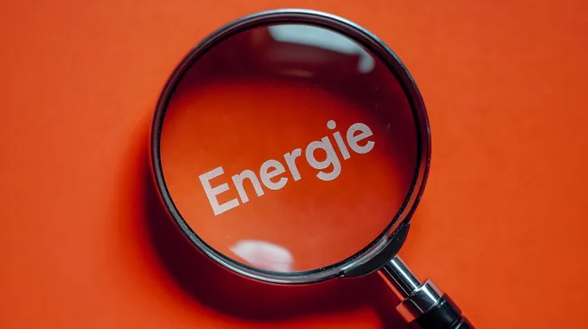 Energie unter der Lupe - Nahaufnahme auf orangem Hintergrund