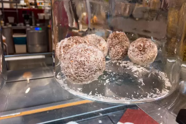 Energiekugel Kokos im Glasbehälter