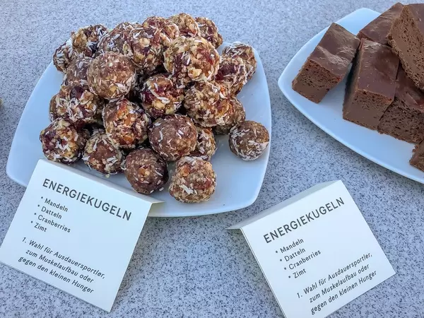 Energiekugeln mit Datteln Mandeln, Cranberries und Zimt, für Ausdauersportler, als Snack für Zwischendurch und zum Muskelaufbau