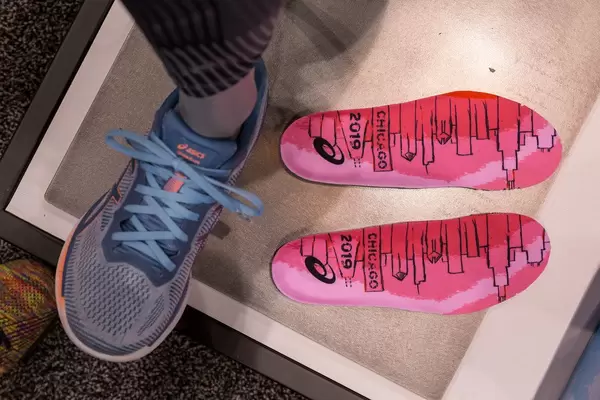 Energiesparende und Muskelkraftreduzierende Laufschuhe von Asics: Glideride mit Guidesole-Technologie, im Chicago Marathon 2019 Look