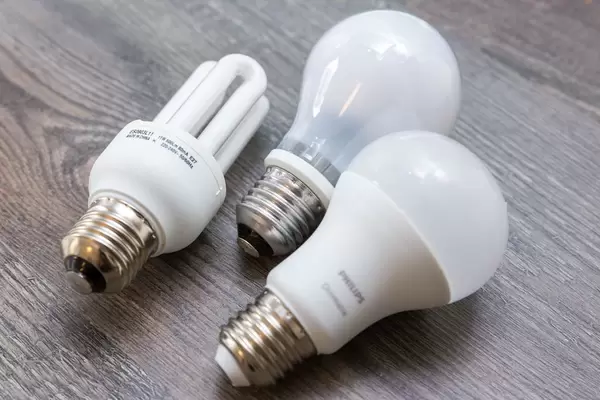 Energiesparlampen und LED-Lampen in Birnenform