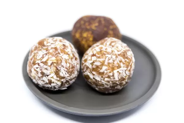 Energy Balls mit Kokos und Erdbeere