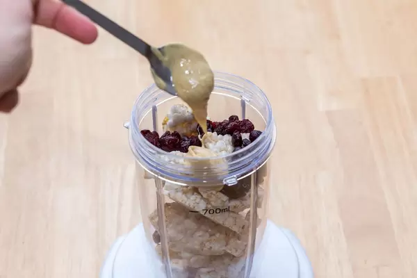 Energy Balls Schritt 1: Reiswaffeln, Cranberrys und Nusmus zerkleinern