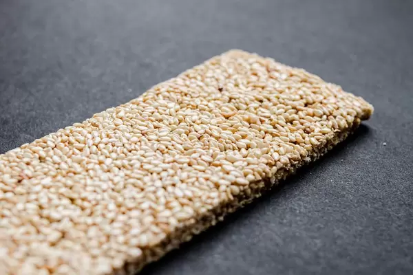 Energy bar with sesame
