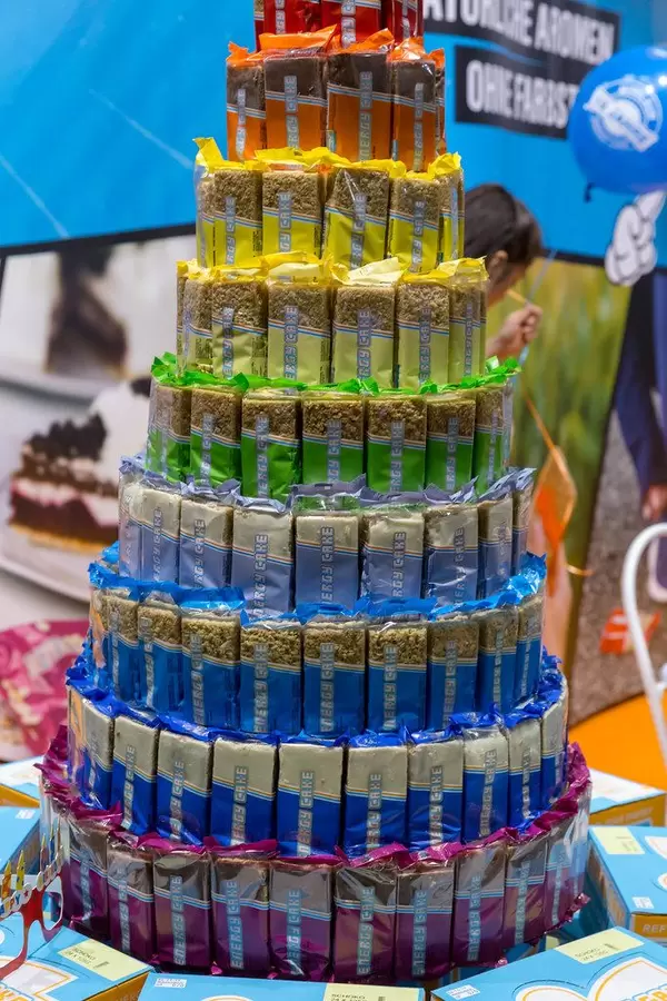 Energy Cake in verschiedenen Sorten zu einer Torte gestapelt bei den Messetagen der Fibo in Köln