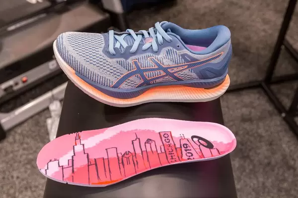 Energy-saving Gliedernde shoe for Chicago marathon 2019 runners, by asics, with guidesole technology