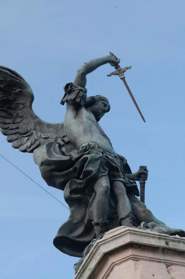 Engelsstatue mit Schwert in Rom, Italien