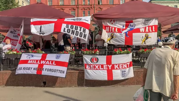 Englische Fußballfans besetzen ein Lokal in Moskau
