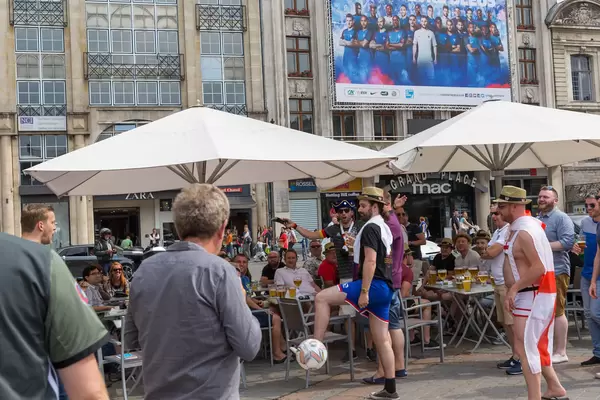 Englische und deutsche Fans in Lille