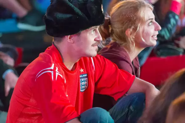 Englischer Fußballfan schaut sich das Endspiel an