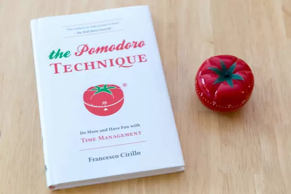 Englisches Buch The Pomodoro Technique und Uhr
