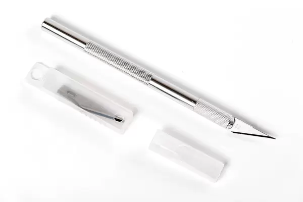 Engraving knife with replaceable blades