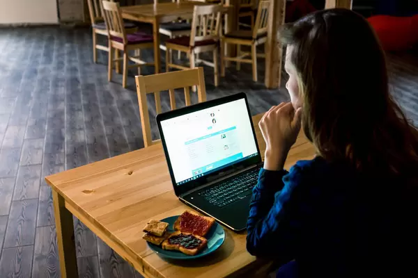 Enjoying food at work / Genießen Essen bei der Arbeit