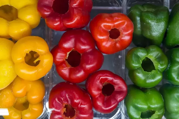 Entkernte ganze Paprika rot, gelb und grün top-view