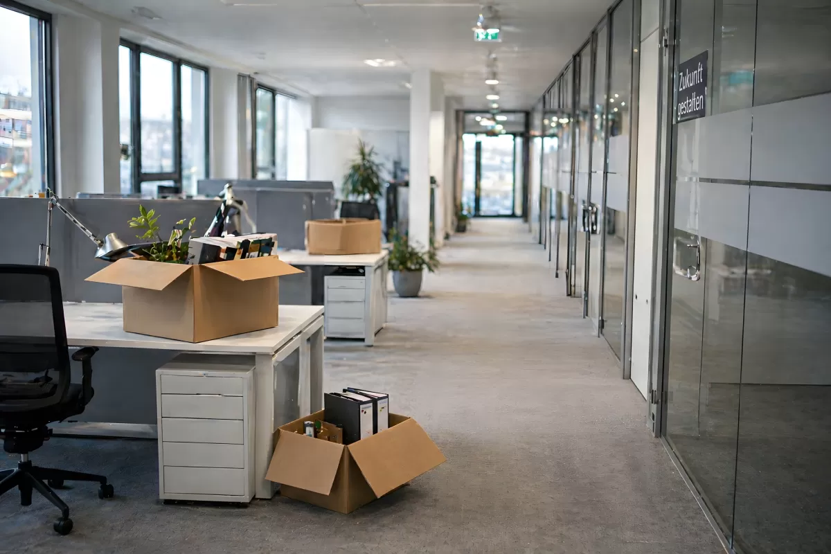 Entlassung & Kündigung: Büro mit Umzugskartons auf den Tischen