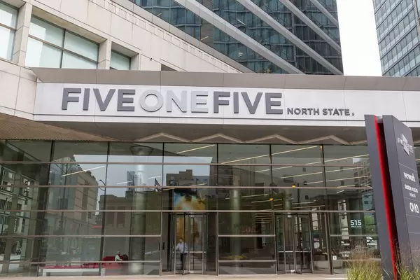 Entrance with architectural glass front of cowering space Five One Five - North State with rent offices in Chicago, designed by Kenzo Tange