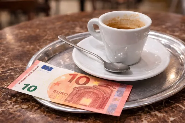 Entspannende Kaffeepause mit Euronoten auf Marmortisch