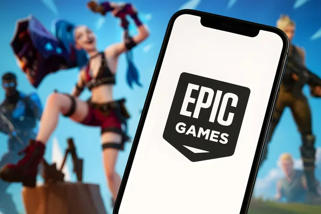Episches Spiel-Logo auf Smartphone mit Fortnite-Charakteren