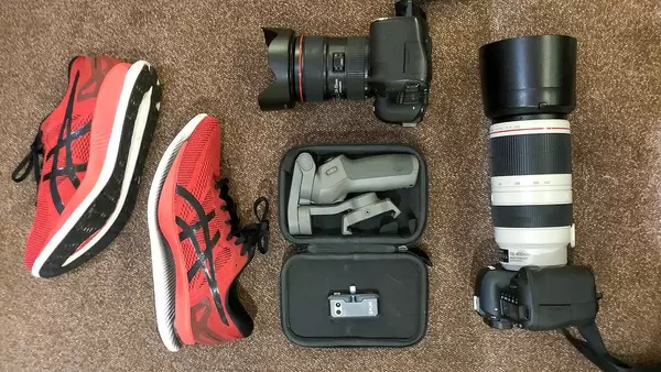 Equipment eines Fotografen mit Spiegelreflexkameras, DJI Osmo Mobile 3, sowie den bequemen ASICS GlideRide