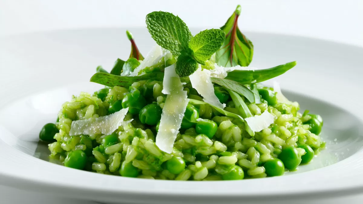 Erbsen Risotto mit Minze und Parmesan auf Teller