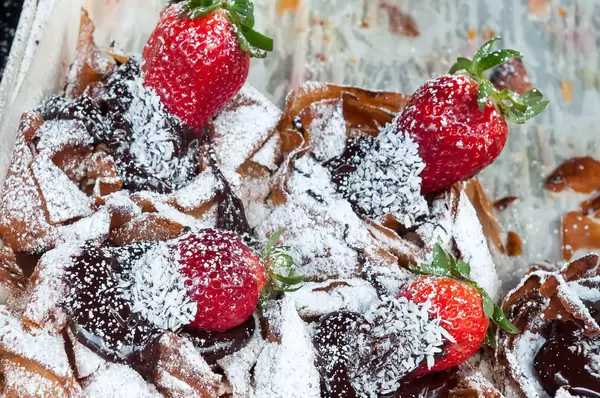 Erdbeer-Strudel mit Puderzucker