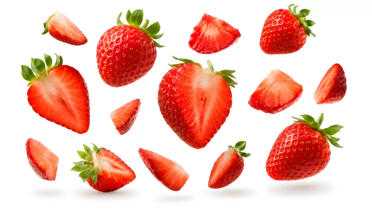 Erdbeeren ganz und aufgeschnitten auf weißem Hintergrund