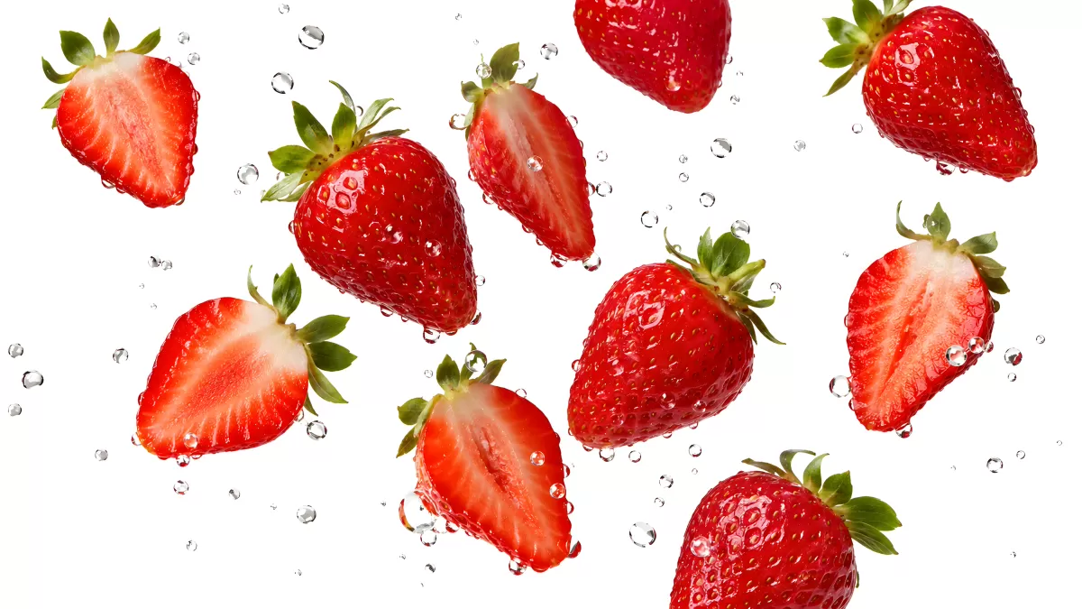 Erdbeeren mit Wassertropfen auf weißem Hintergrund