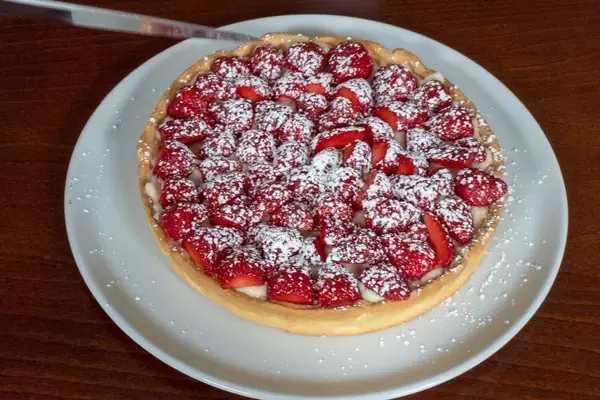 Erdbeerkuchen mit Puderzucker