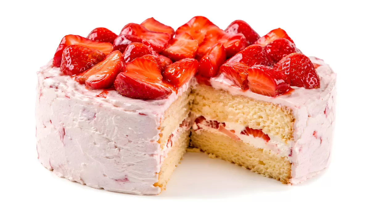 Erdbeertorte mit Sahne und frischen Erdbeeren
